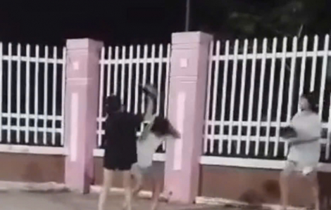 Ngành giáo dục An Giang vào cuộc xác minh các clip nữ sinh bị bạn dùng nón bảo hiểm đánh