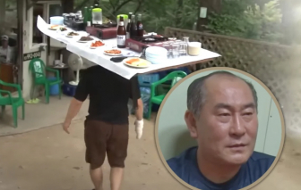 Đội cả bàn ăn lên đầu để phục vụ khách