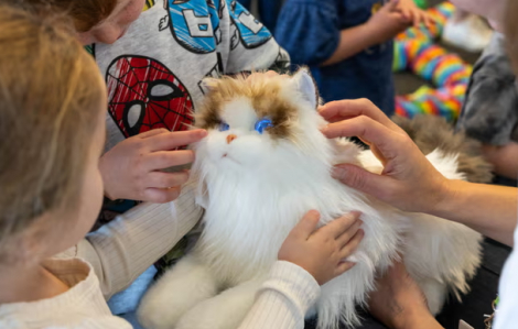 Mèo robot có nhịp tim và mắt phát sáng giúp giảm căng thẳng ở trẻ em