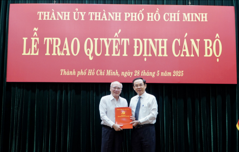 Thành ủy TPHCM trao quyết định nghỉ hưu trước tuổi và tri ân cống hiến của ông Phan Nguyễn Như Khuê