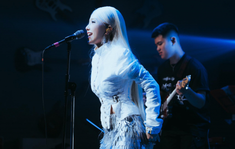 Phùng Khánh Linh làm khó khán giả với tựa đề ca khúc mới?