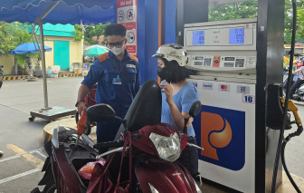 Giá xăng tăng nhẹ, dầu giảm mạnh