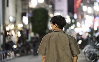 Người đàn ông chơi vơi trong nhà mình