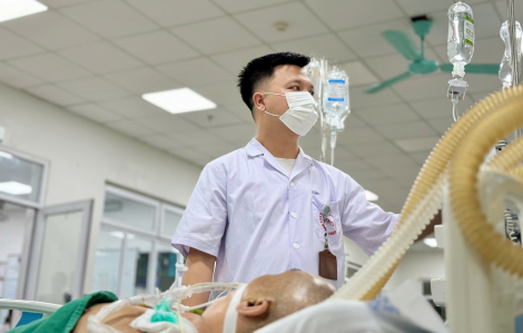 Đang khỏe mạnh, 2 bệnh nhân nam trẻ nguy kịch sau khi xuất hiện nốt phỏng nước