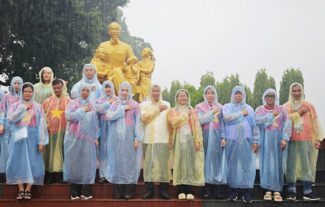 Hành trình về nguồn nước mắt hòa nước mưa