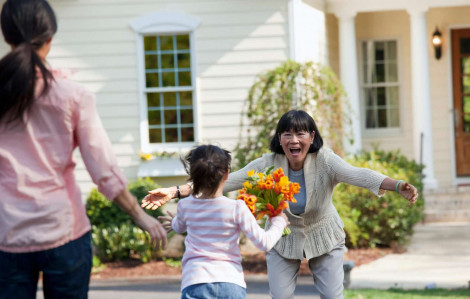 Nghỉ hè, nội ngoại lại “giành” giữ cháu