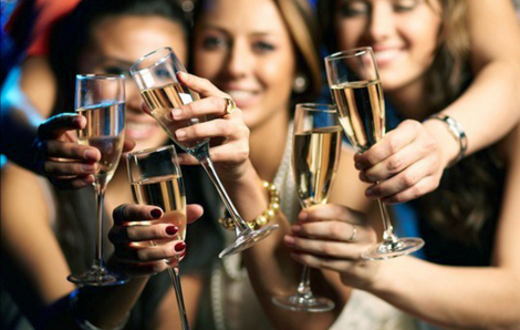 Phụ nữ uống rượu ngày càng nhiều, vì sao?