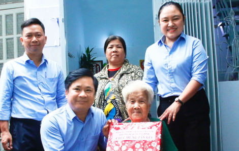 Trao mái ấm tình thương cho cụ bà 83 tuổi