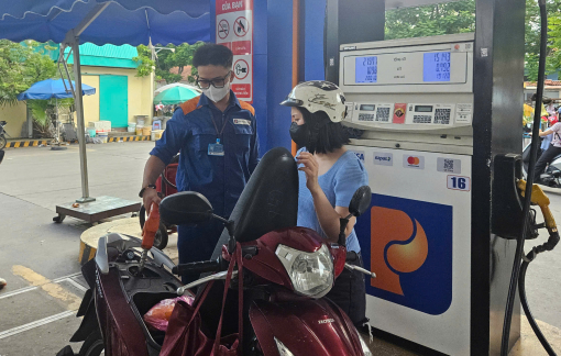 Giá xăng tăng nhẹ, dầu giảm mạnh