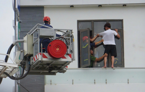 Đà Nẵng: Cảnh sát điều xe thang chuyên dụng để ngăn thanh niên định nhảy từ tầng 4