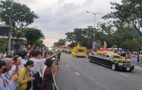 Hàng ngàn người đổ về Đà Nẵng cung nghinh xá lợi Phật