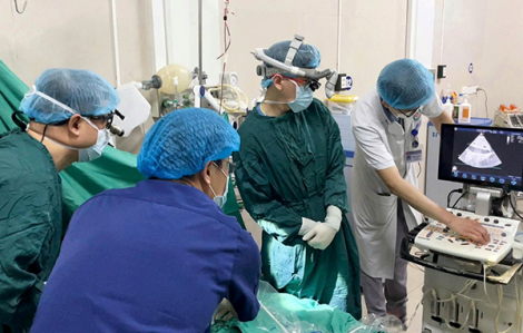 Kích hoạt ECMO lưu động vượt hơn 100km cứu bệnh nhi nguy kịch