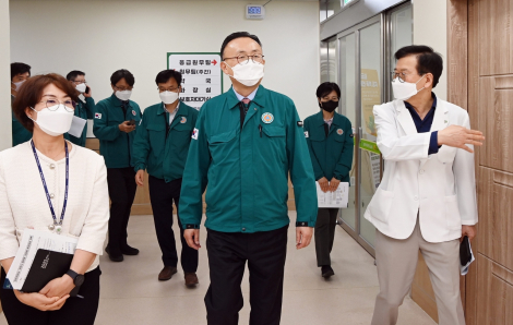 Lo tái bùng dịch COVID-19, các nước châu Á kêu gọi tiêm vắc xin