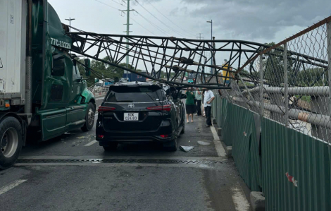 Cần cẩu công trình ngã, đè trúng ô tô, xe đầu kéo ở cầu vượt Mỹ Thủy