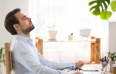 Kiện công ty cũ vì sếp thường xuyên thở dài