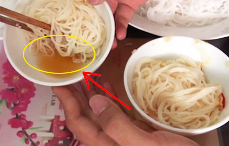 Mẹo nhúng bún vào nước mắm để phát hiện hàn the có đáng tin cậy?