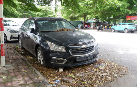 Người dân tiếc nuối khi thấy chiếc ô tô bị chủ bỏ quên từ lâu bên hông chung cư