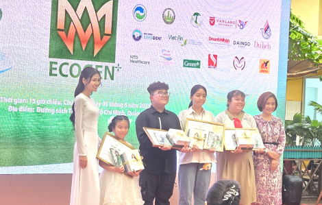 Hoa hậu Môi trường thế giới Nguyễn Thanh Hà trao giải cuộc thi vẽ “Thành phố xanh - Đẹp như trong tranh”