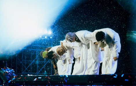 Nhóm nhạc từ “Anh trai vượt ngàn chông gai” được khán giả cổ vũ nhiệt tình dưới mưa