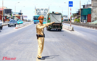 Cảnh sát giao thông Hà Nội phơi mình dưới nắng nóng hơn 40 độ C