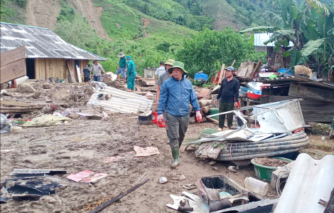 Giúp người dân bị lũ quét cuốn trôi nhà sớm ổn định cuộc sống