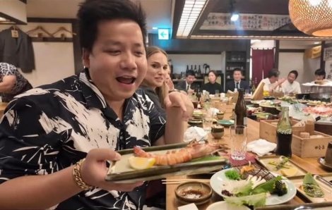 Khoa Pug gây sốt quốc tế khi ngồi ‘chung mâm’ với minh tinh Hollywood