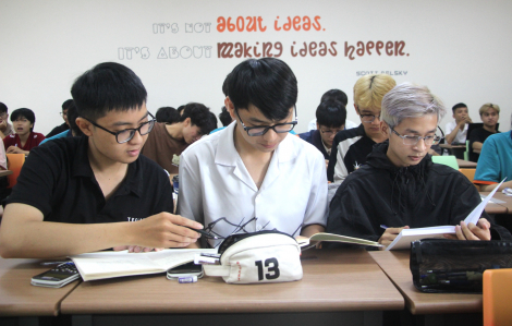 Thí sinh làm hồ sơ xét tuyển vào Đại học Kinh tế TPHCM từ hôm nay