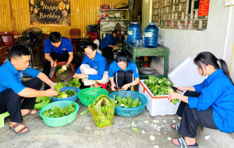 Nấu cơm miễn phí “tiếp sức” học sinh vùng cao thi tuyển sinh lớp Mười