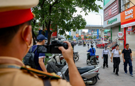 Hà Nội "mạnh tay" xử lý tình trạng xe máy đi lên vỉa hè