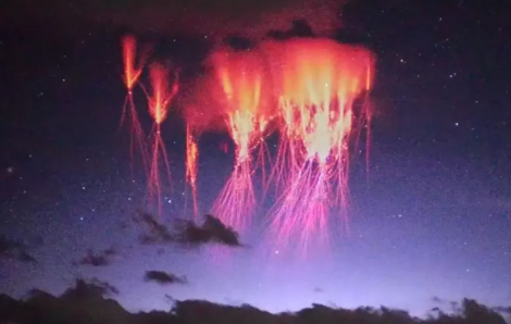 Điều kinh ngạc trên bầu trời Tây Tạng: Lửa ma hay sứa ngoài hành tinh?