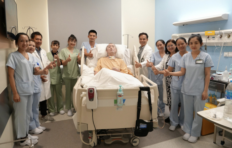 Hồi tỉnh sau hôn mê sâu, bệnh nhân Hàn Quốc được trở về nước sau 1 năm nằm viện không người thân bên cạnh