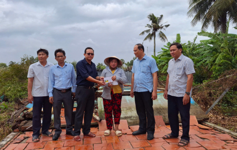 Nhiều nhà dân ở các tỉnh miền Tây bị sập, tốc mái vì dông lốc