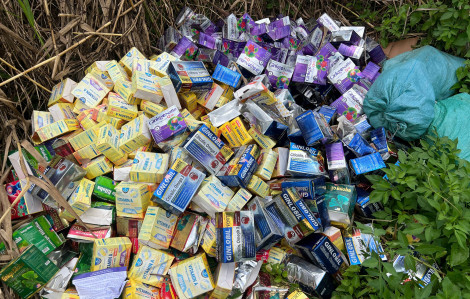 Thực phẩm chức năng vứt đống trên đường ở TPHCM