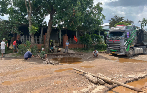 Xe quá tải cày nát đường ở Huế, người dân bức xúc “dàn trận” chặn xe