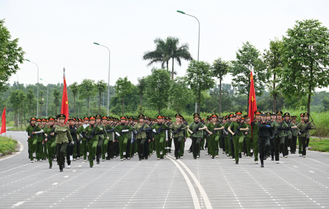 Những bóng hồng vượt nắng, miệt mài luyện tập cho diễu binh A80
