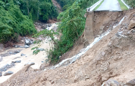 Đường quốc lộ đứt gãy, đổ sập xuống suối sau lũ