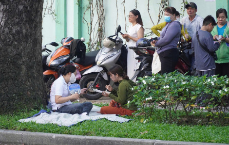 Phụ huynh TPHCM mang ghế nhựa, trải bạt đợi con thi lớp Mười