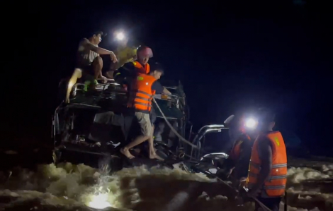 Xuyên đêm cứu 4 nạn nhân mắc kẹt giữa dòng nước lũ