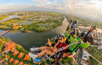 Ngắm phố cổ Hội An với góc nhìn độc đáo từ dù lượn