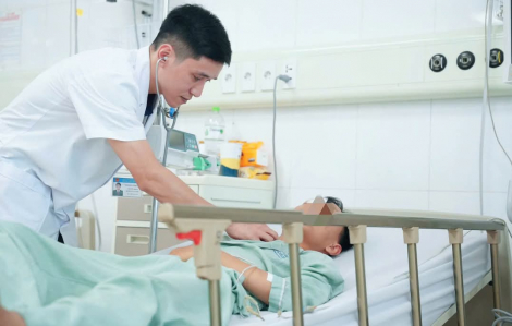 Bật báo động đỏ nội viện, chạy đua cứu nam sinh 16 tuổi bị kẹp cổ vào thang máy