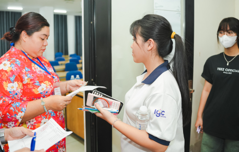 Cán bộ coi thi đánh giá năng lực không phát giấy nháp, không cho thí sinh cầm bút làm bài
