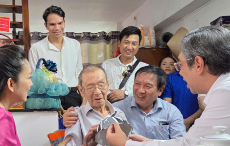 Chủ tịch Ủy ban MTTQ Việt Nam TPHCM Nguyễn Phước Lộc thăm văn nghệ sĩ tiêu biểu