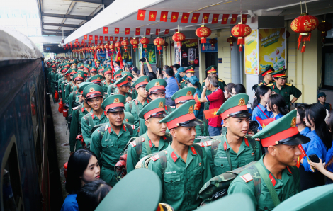 Đoàn tham gia diễu binh A80 từ TPHCM đã đến Hà Nội, trong vòng tay nhân dân