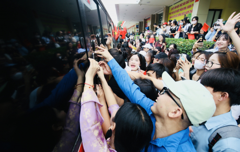 Đông đảo người dân vây quanh ''nam thần quân đội'' Lê Hoàng Hiệp