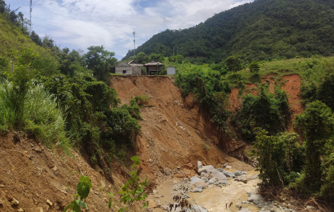 Hàng chục hộ dân phải sơ tán khẩn cấp vì sạt lở đất
