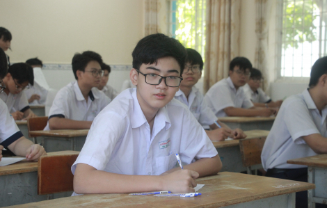 Thí sinh bắt đầu làm bài thi môn ngữ văn kỳ thi lớp Mười tại TPHCM