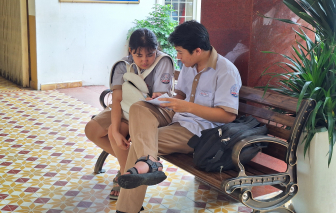 Bài thi toán lớp Mười TPHCM: Vẫn có nhiều thí sinh bật khóc