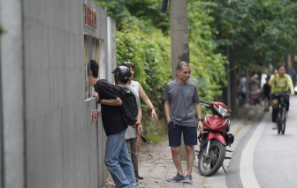 Hà Nội: Phụ huynh lo lắng chờ con thi vào lớp Mười