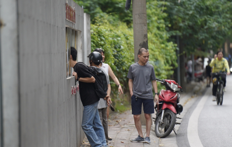Hà Nội: Phụ huynh lo lắng chờ con thi vào lớp Mười