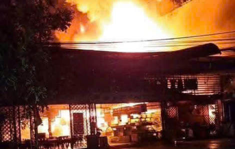 Lửa đỏ rực tại nhà hàng ở Bình Dương; thực khách, nhân viên tháo chạy tán loạn